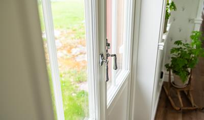 Cover image for Door - Triple-glazed insulated window and Heritage-style window with coupled glazing (2+1)