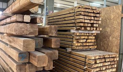 Cover image for Legno in abete rosso e castagno trattato superficialmente per edilizia